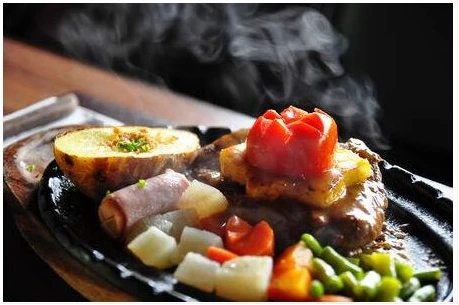 Oval Sizzling Steak Plate, Cast Iron Steak Plate Sizzle Griddle with Wooden Base for Restaurant Home Kitchen Cooking Grilling Meats Seafood- Black brown